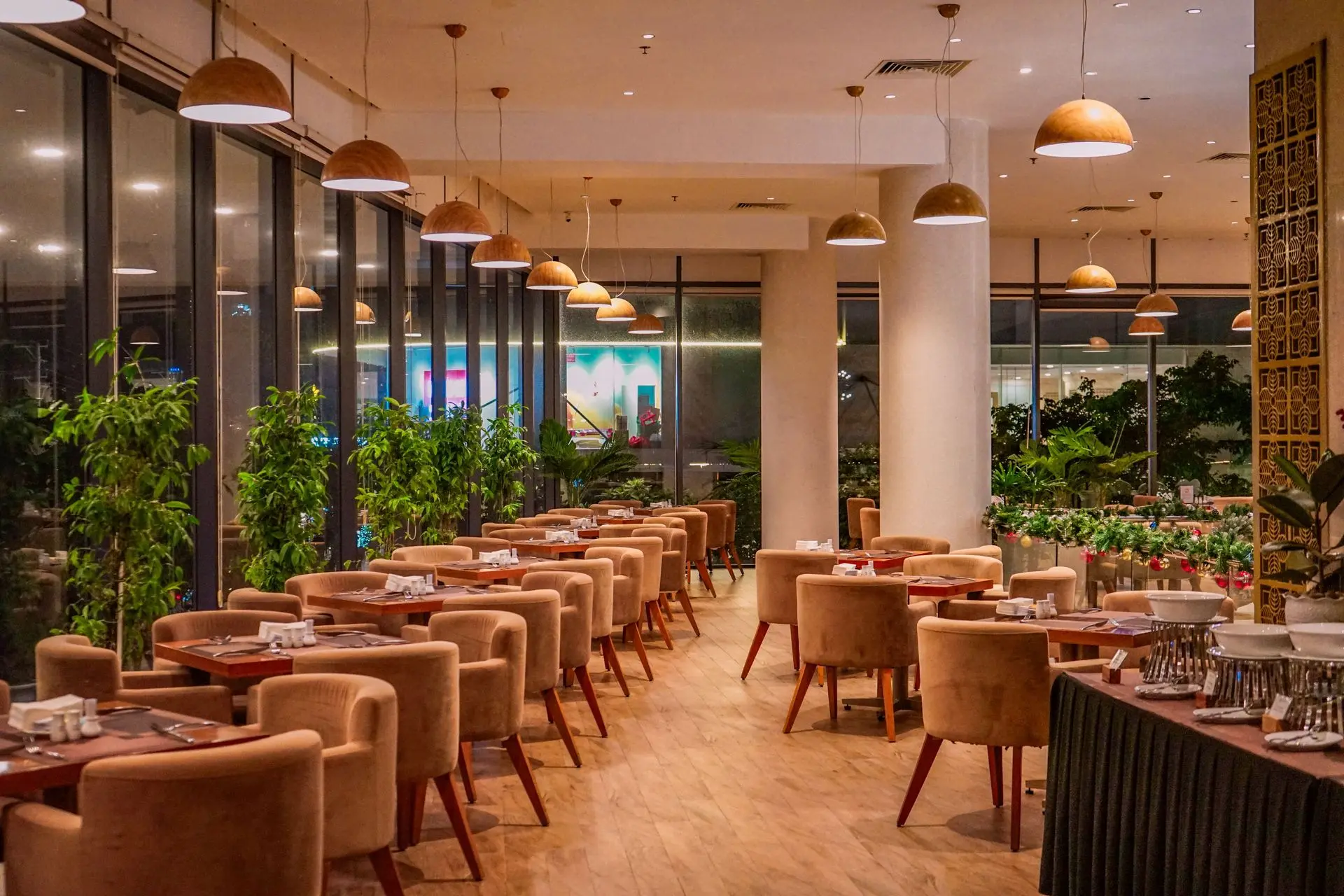 Durable Furniture Finishes for High-Traffic Commercial Spaces Restaurant furniture in a high-traffic commercial environment requiring durable furniture finishes