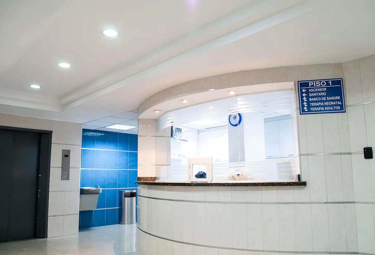Solid Surface Reception Desk for Healthcare Reception Areas Solid surface reception desk in a modern healthcare facility with a curved commercial counter design