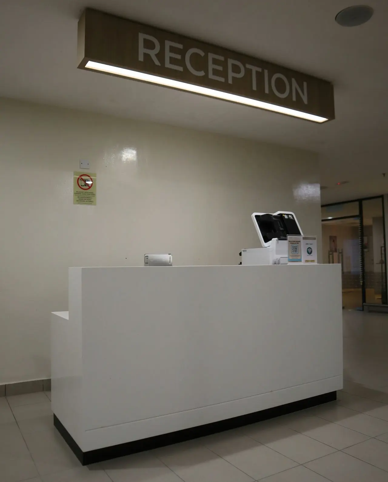 Solid Surface Reception Desk for Commercial Reception Spaces White solid surface reception desk with seamless design in a modern commercial interior