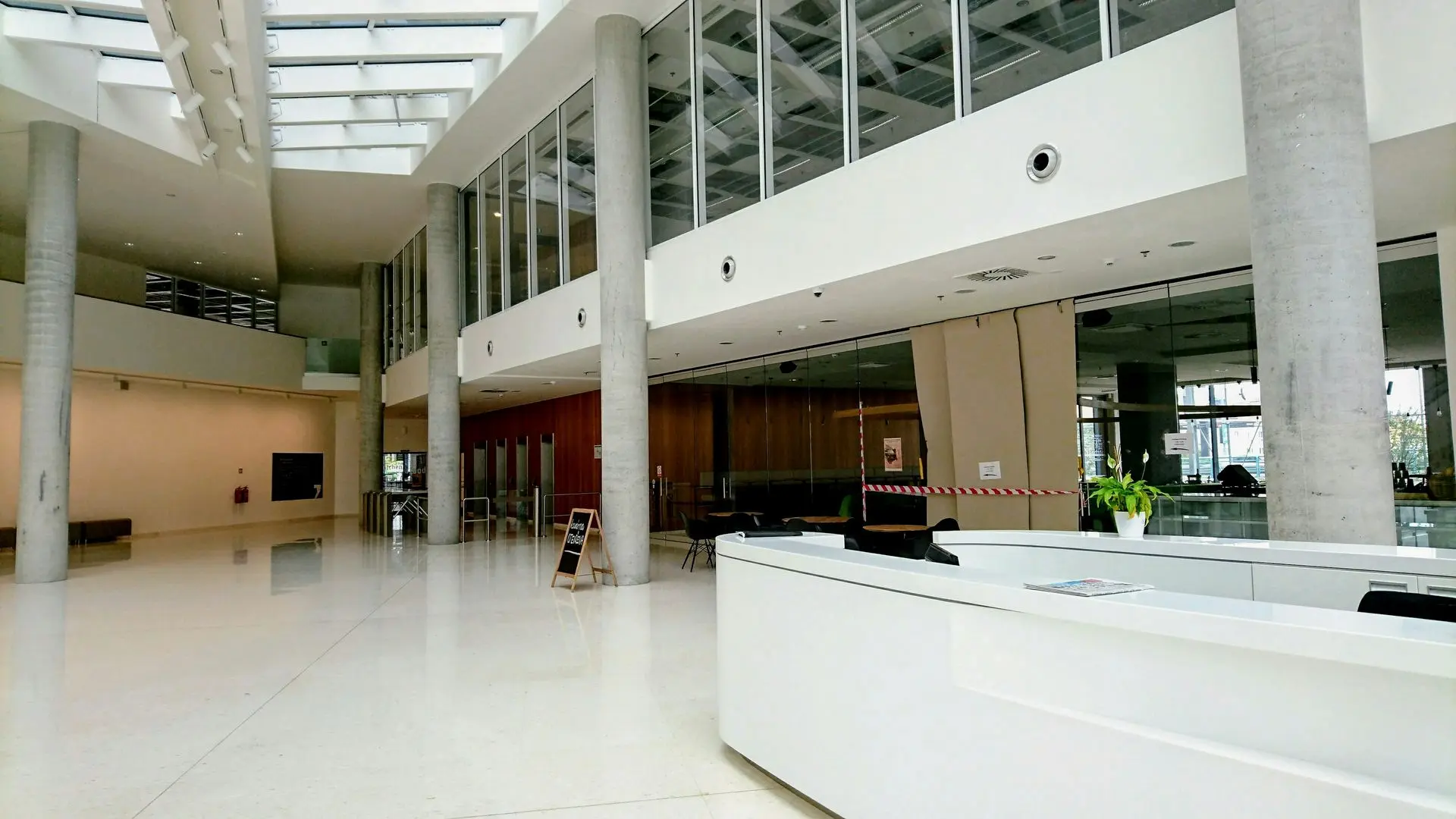 Curved Solid Surface Reception Desk for Modern Commercial Lobbies Curved solid surface reception desk in a modern commercial lobby with seamless white finish